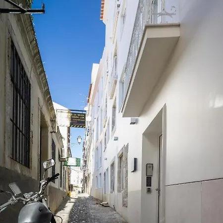 Serviced - Mouraria Apartmán *